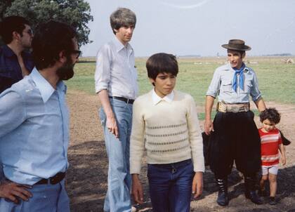 Juan Pérez a los 14 años junto a su padre, su hermano más chico, el famoso astrofísico Jacques Valée y un investigador,