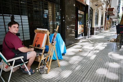 Juan pinta en la calle Arenales cerca del subte D Scalabrini Ortiz
