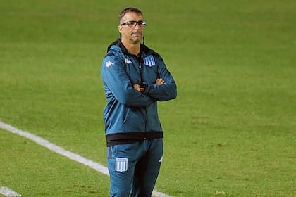 Juan Pizzi observa el partido entre Racing y Sportivo Belgrano, en la Copa Argentina.