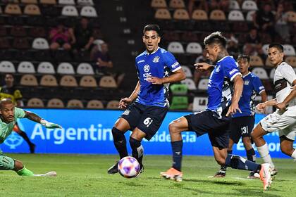 Juan Portillo conecta el centro de Michael Santos y marca el tercer gol de Talleres.