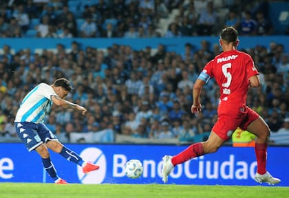 Juan Quintero saca el zurdazo que se meterá en el ángulo superior izquierdo de Losada, un golazo para el 2-0 de Racing ante Belgrano