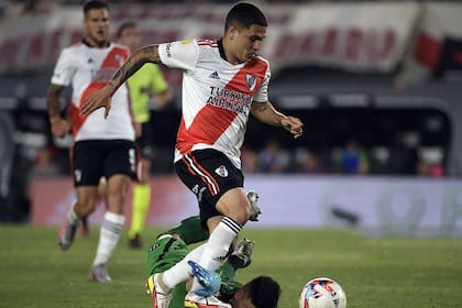 Juan Quintero y la pelota; todavía no tuvo la continuidad que se esperaba en esta etapa en River