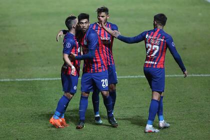 Juan Ramírez, en el centro de la foto de un festejo de San Lorenzo en un partido ante Rosario Central