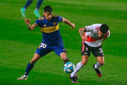 Juan Ramírez intenta desequilibrar ante Enzo Pérez en el superclásico de La Plata, por la Copa Argentina