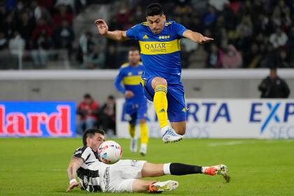 Juan Ramírez salta sobre la barrida de un rival