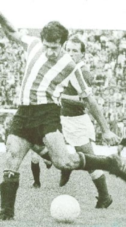 Verón en acción; un ídolo de Estudiantes de La Plata que se convirtió en leyenda.