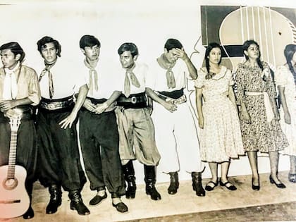 Juan Ramón Rocha (tercero desde la izquierda), en el cuerpo de Baile de Santo Tomé. Con él, se clasificaron para Cosquín