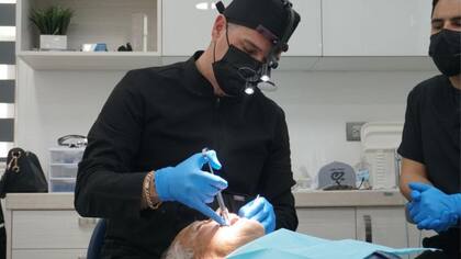 Juan Ramón Soto haciendose un tratamiento dental