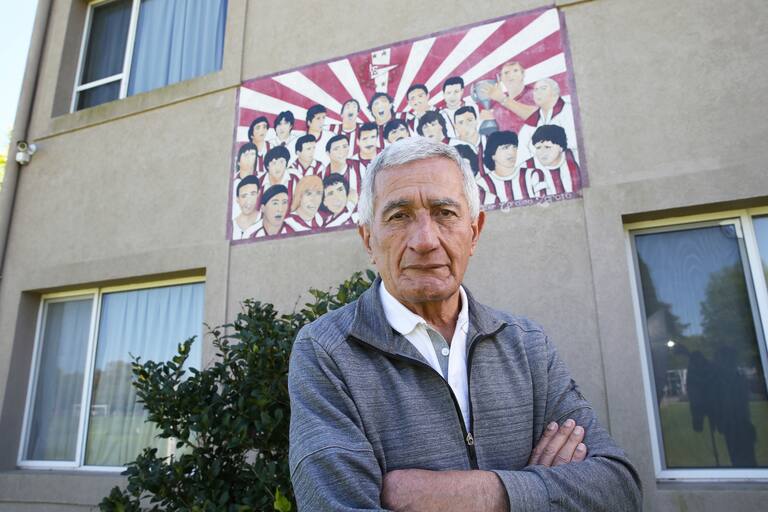 Juan Ramón Verón, un histórico del Pincha, en una producción para LA NACION en el predio del club