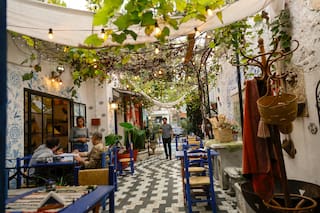 Su patio con parra de 1920 fue restaurado con estilo griego y marroquí para crear un espacio gastronómico