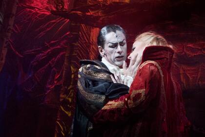 Juan Rodó y Candela Cibrián, en Drácula (versión 2011)