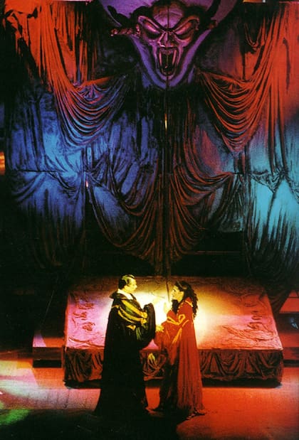 Juan Rodó y Cecilia Milone, en uno de los momentos culminantes de Drácula, en su primera versión