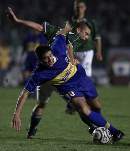 Juan Roman Riquelme ante Marcelo Ramos en Boca vs. Palmeiras por la Copa Libertadores 2000 en la revancha de la final disputada en San Pablo