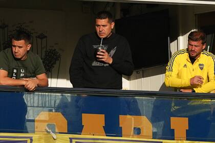Juan Román Riquelme, con su hermano Cristian y Mariano Herrón, en un partido de Boca vs. Aldosivi
