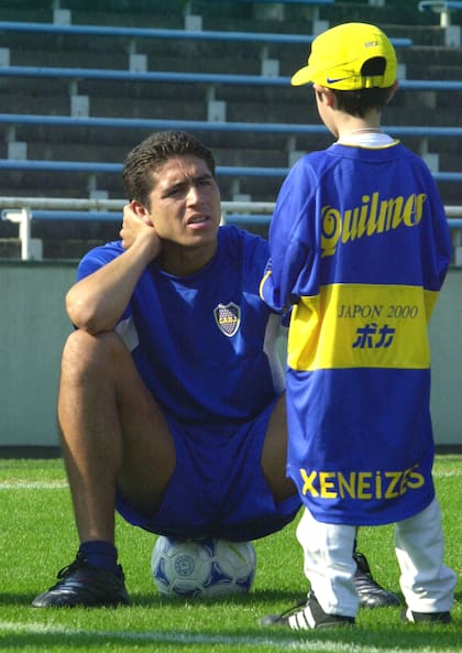 Juan Roman Riquelme with a Boca fan at Nishigaoka Stadium, two days before the final match with Real Madrid; November 26, 2000