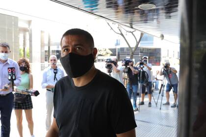 Juan Román Riquelme ingresa en la reunión de la Liga Profesional de futbol en Puerto Madero