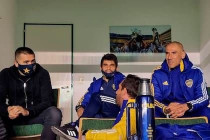 Juan Román Riquelme (junto a Ibarra, "Cata" Díaz y Donnet) acompañó por primera vez a Boca en condición de visitante. Molesto, en la previa le pegó a Tinelli y pidió postergar el partido con San Lorenzo.