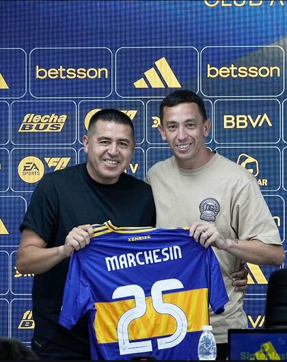 Juan Román Riquelme junto al arquero, que utilizará la camiseta número 25 en Boca.