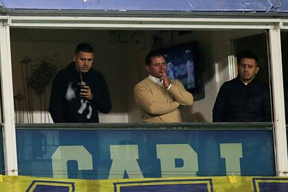 Juan Román Riquelme, Marcelo Delgado y Cristian Riquelme, en un palco de la Bombonera