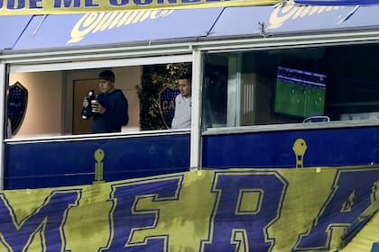 Juan Román Riquelme ve un partido de Boca desde su palco, junto a su hermano Cristian