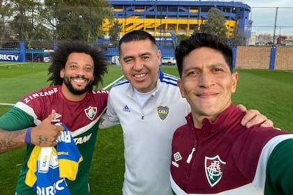 Juan Román Riquelme, vicepresidente de Boca, posando con Marcelo y Germán Cano, delantero argentino, cuando Fluminense visitó la Argentina para enfrentar a Argentinos Juniors