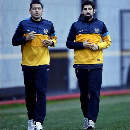 Juan Román Riquelme y Franco Cángele, juntos a la par, en un trote durante un entrenamiento con Boca Juniors