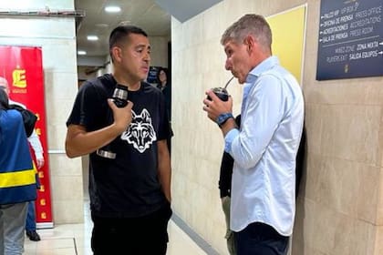 Juan Román Riquelme y Martín Palermo comparten un mate en la previa del partido de leyendas de Villarreal