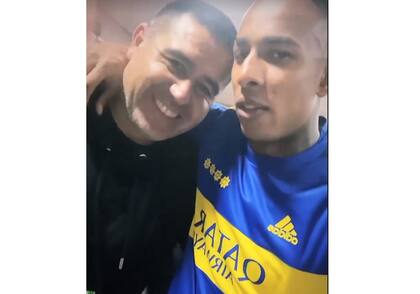 Juan Román Riquelme y Sebastián Villa anoche, después de que Boca se consagrara campeón en Córdoba