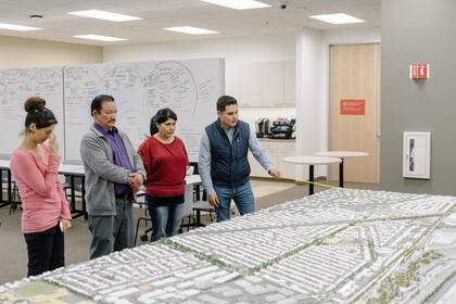 Juan Salazar, manager de políticas públicas de Facebook, presenta el proyecto a comerciantes locales