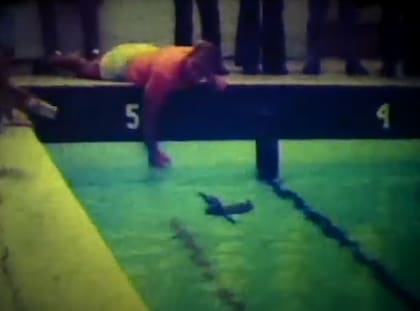 Juan Salvador nada en la pileta del colegio, mientras alumnos y profesores lo observan