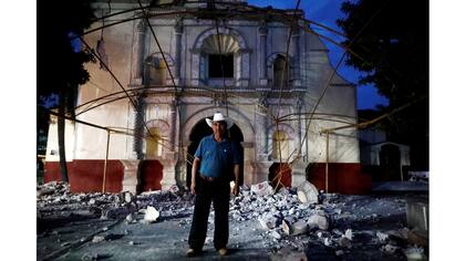 Juan Sánchez, de 53 años, parroquiano y guardia de la iglesia frente a la iglesia de San Juan Bautista en San Juan Pilcaya