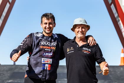 Juan Santiago tiene en su padre, Santiago, a alquien que no solamente lo ayuda con cuestiones operativas en Arabia Saudita sino que también lo apuntala en lo económico.