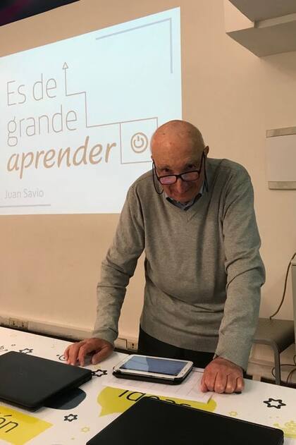 Juan Savio tiene 80 años y dicta cursos de informática básica para adultos mayores