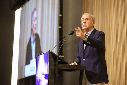 Juan Schiaretti disertó en la Bolsa de Comercio de Córdoba.