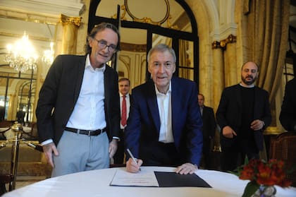 juan-schiaretti-junto-al-ministro-de-finanzas-de-QMK2TLAL3JHJXNKW3N63YQTQAI
