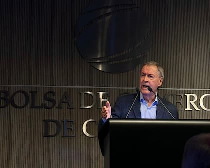Juan Schiaretti quedó en la vereda de enfrente de los libertarios en Córdoba