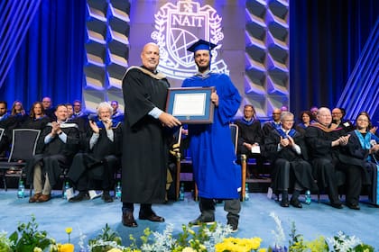 Juan se graduó con honores en su área de estudios y obtuvo el Governor General’s Academic Medal at NAIT, otorgado por ser el mejor promedio de toda la universidad en una carrera de dos años, entre aproximadamente 400 alumnos.