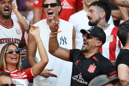 Juan Sebastián Verón celebró como un hincha más en la tribuna del estadio Madre de Ciudades el título obtenido por Estudiantes de La Plata en el torneo Clausura