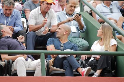 Juan Sebastián Verón gira en la platea para conversar con Eduardo Heguy