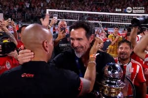 Cuando parece que lo ven vencido, Eduardo Domínguez se levanta construyendo a un nuevo campeón