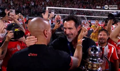 Juan Sebastián Verón, presidente de Estudiantes, saluda a Eduardo Dominguez, el DT del equipo, tras la consagración en el torneo Clausura
