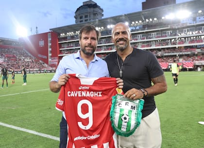 Juan Sebastián Verón y Fernando Cavenaghi, otro exjugador que apuesta a las inversiones privadas en el fútbol. El presidente de Estudiantes espera que los asambleístas de su club aprueben su acuerdo con Gillett