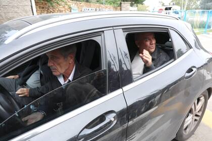 Juan Simón, campeón mundial juvenil en 1979, llega al predio de Ezeiza para la despedida a César Luis Menotti; detrás, Guillermo Blanco, ex vocero de Diego Armando Maradona