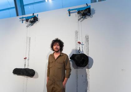 Juan Sorrentino con su instalación Quebrachos. El residuo de la trama, 2021. Segundo premio mayores de 35 años ($350.000)