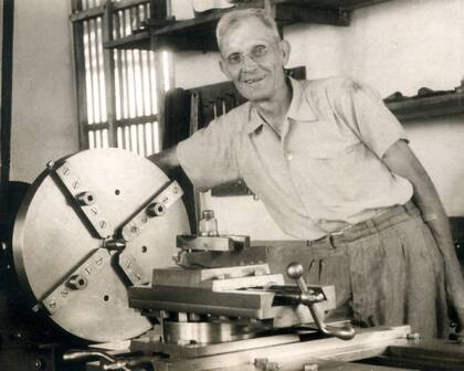 Juan Szychowski junto al increíble torno que construyó en su taller de Apóstoles.