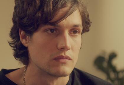 Juan Teisaire nació en Buenos Aires y en 2019, tras trabajar como carpintero, emigró a los Estados Unidos para formarse como actor