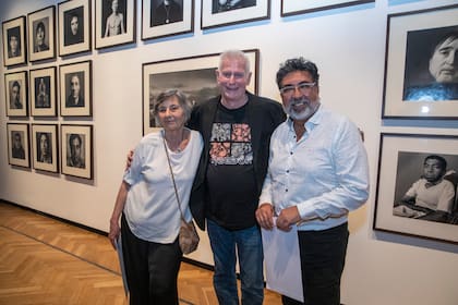 Juan Travnik con Cristina Fraire, Julio Pantoja y sus retratos de soldados de Malvinas, que donó al Bellas Artes al recibir el Premio Nacional a la Trayectoria en 2022