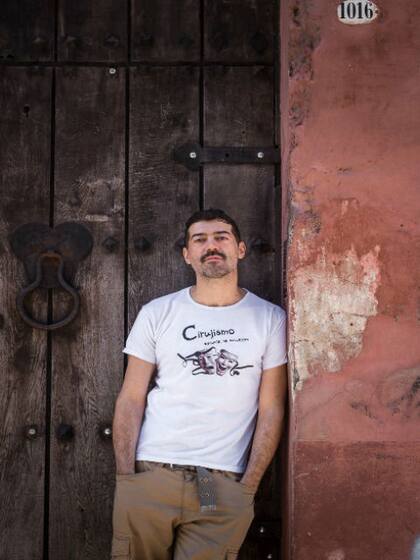 Juan Vautista es el director de la escuela de teatro "Cirujismo".