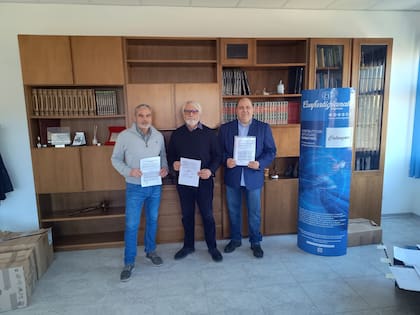 Juan Vetere junto a  Cdr. Raffaele Mostaccioli en el Confartigianato Catanzaro. En 2022 la AIA firmó la personería jurídica