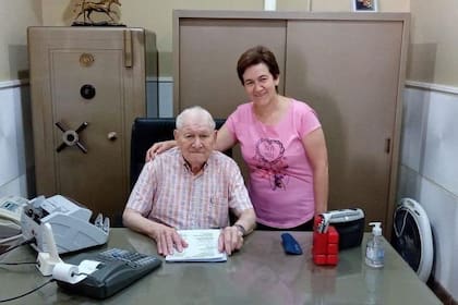 Juan y Deolinda en el negocio familiar